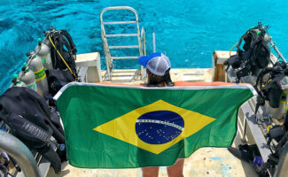 BR flag dive boat
